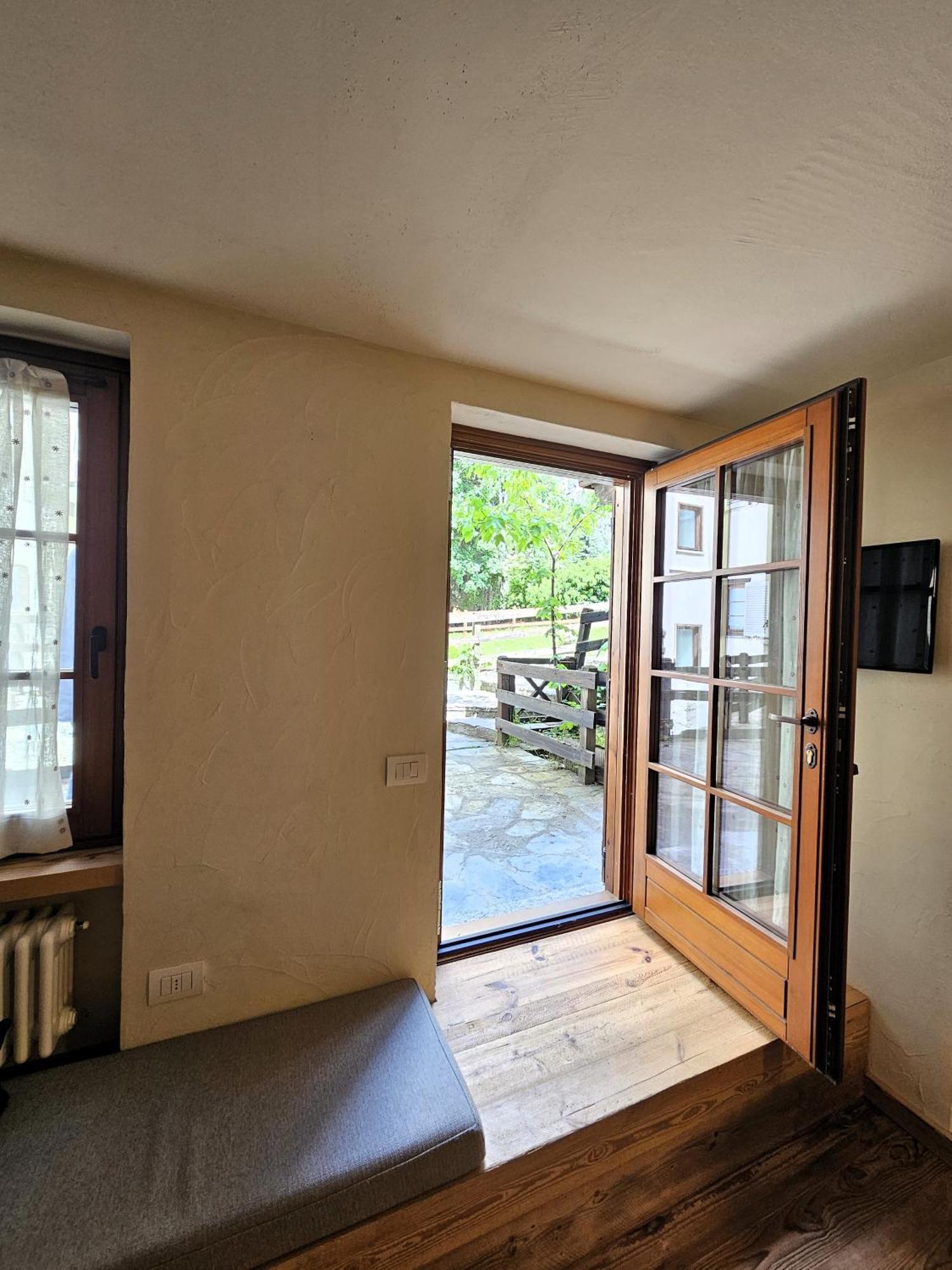 Maison Les Amis Du Bois Courmayeur Exterior photo